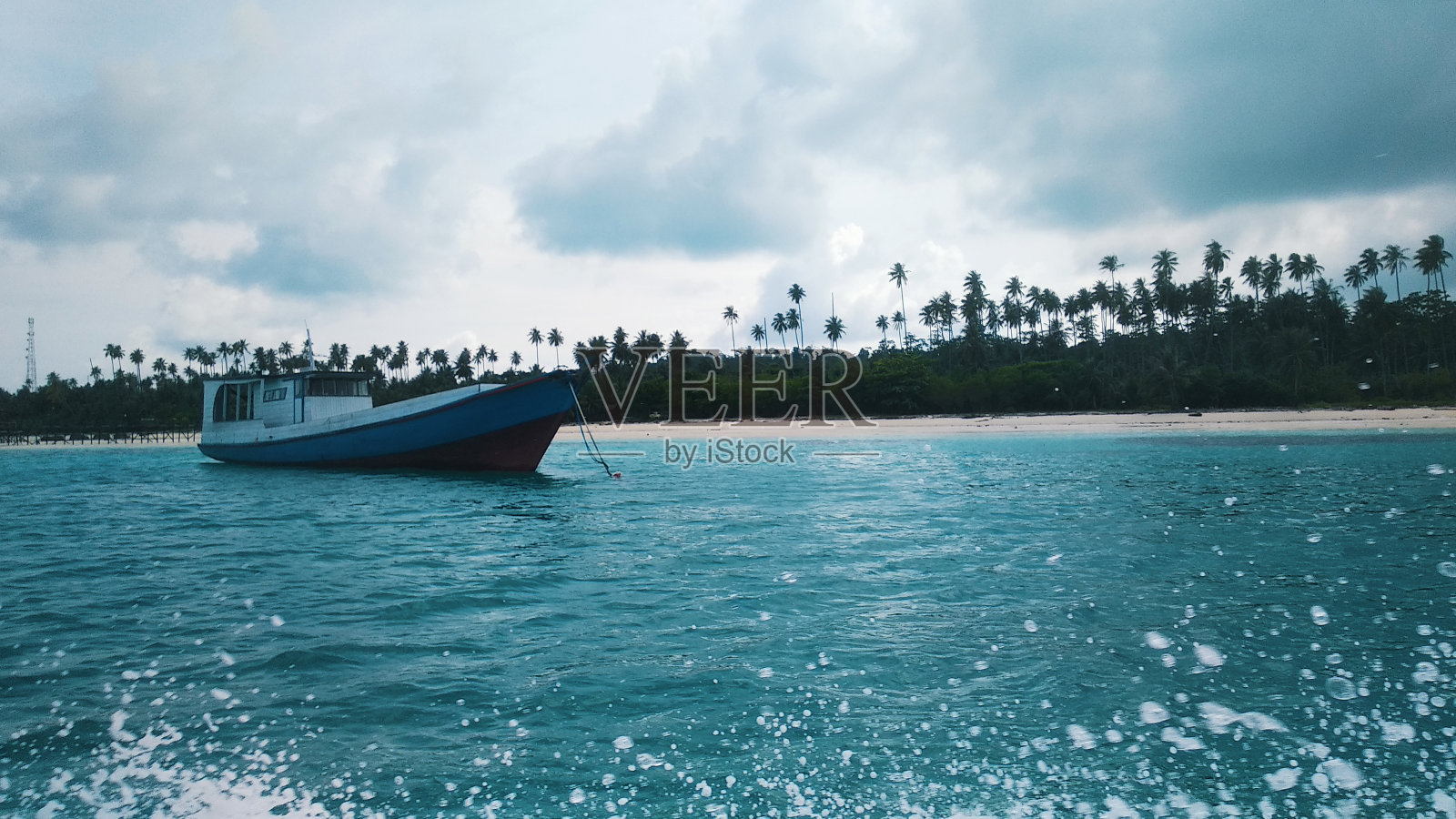 水上的船照片摄影图片