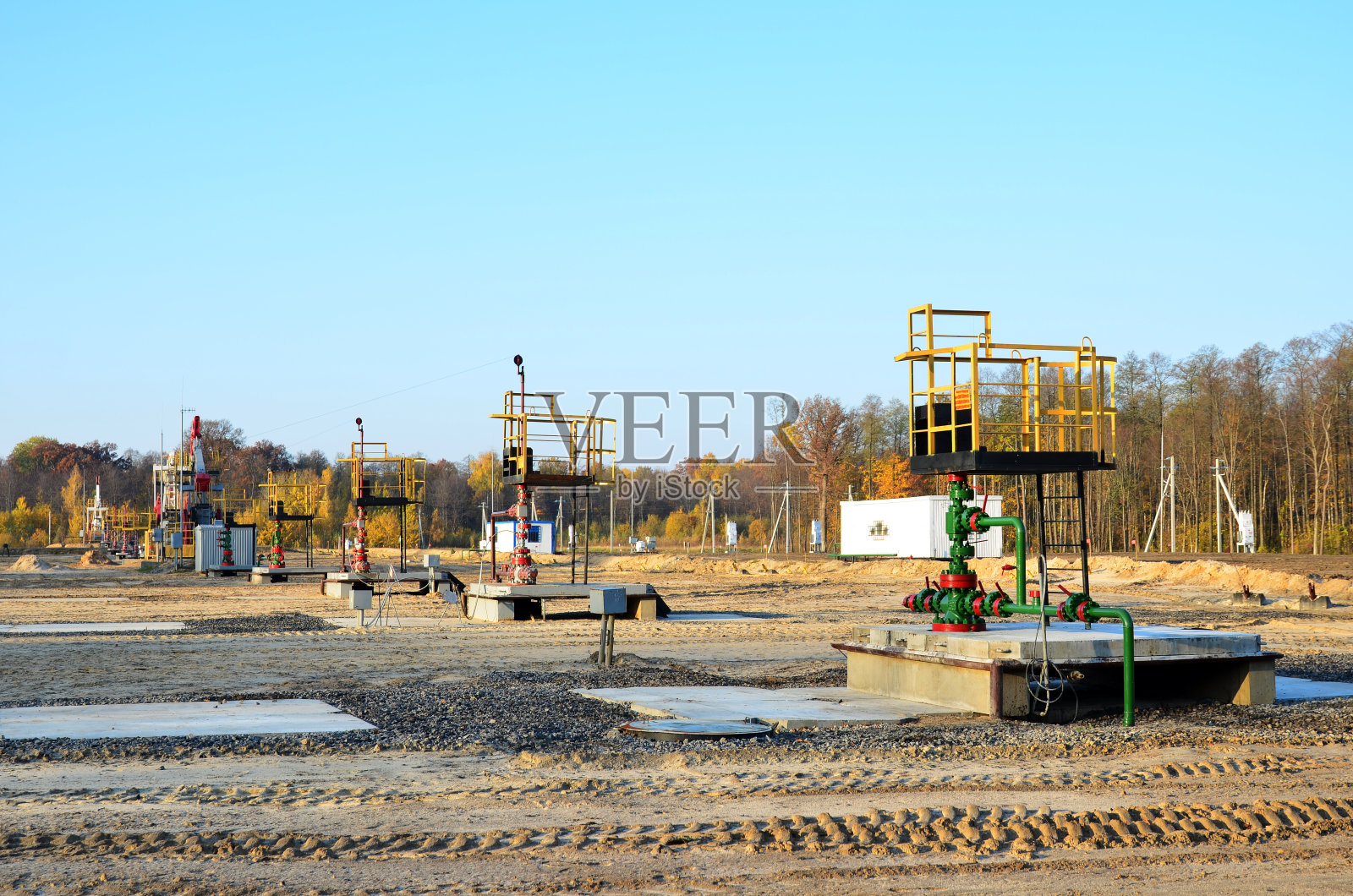 油田用钢法兰、螺栓工业用管道。燃料管道、阀门和原油管道照片摄影图片