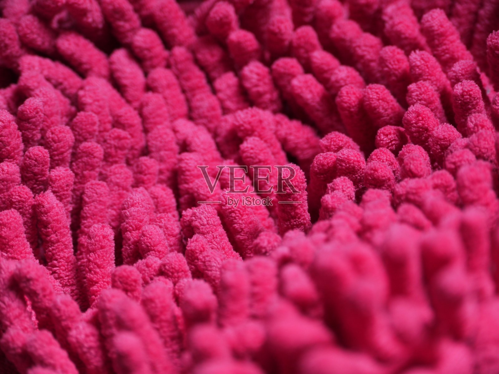 用抹布擦除零件上的灰尘照片摄影图片