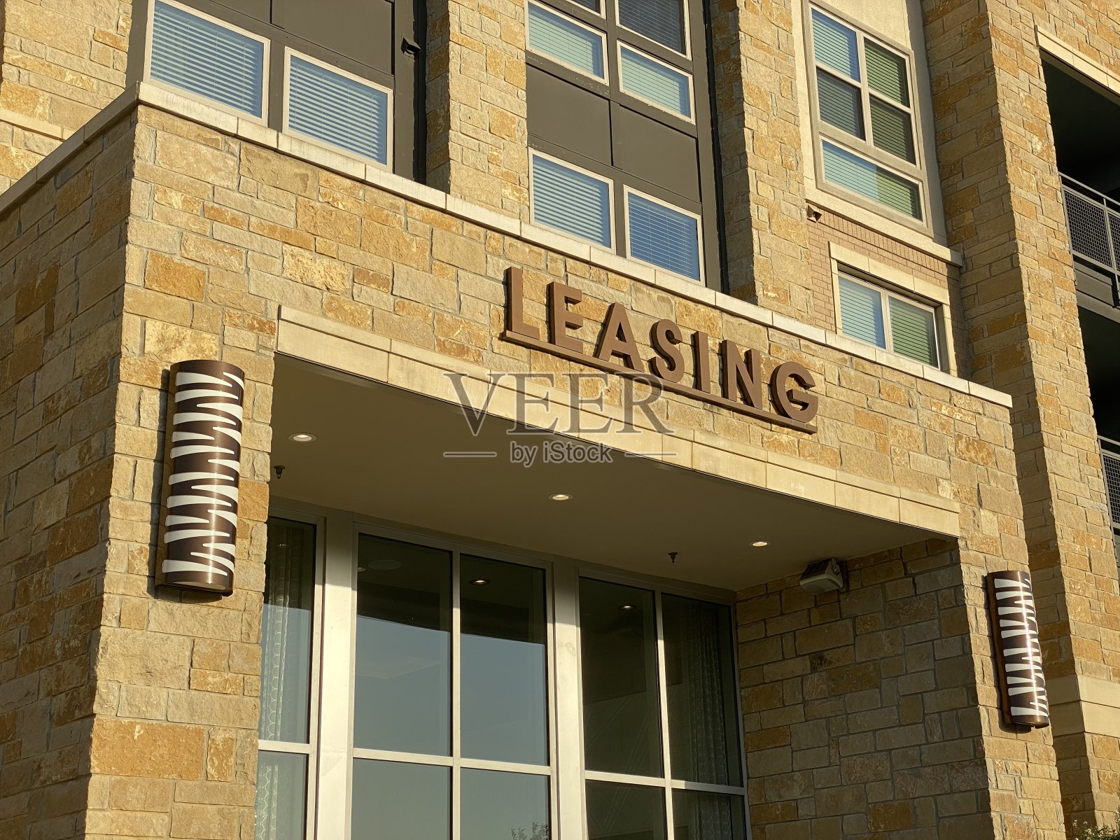 现代建筑上的租赁标志照片摄影图片