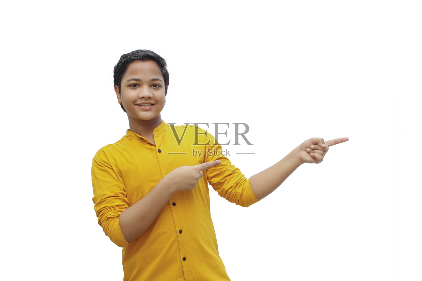 特写肖像一个男孩左边的手势和微笑照片摄影图片