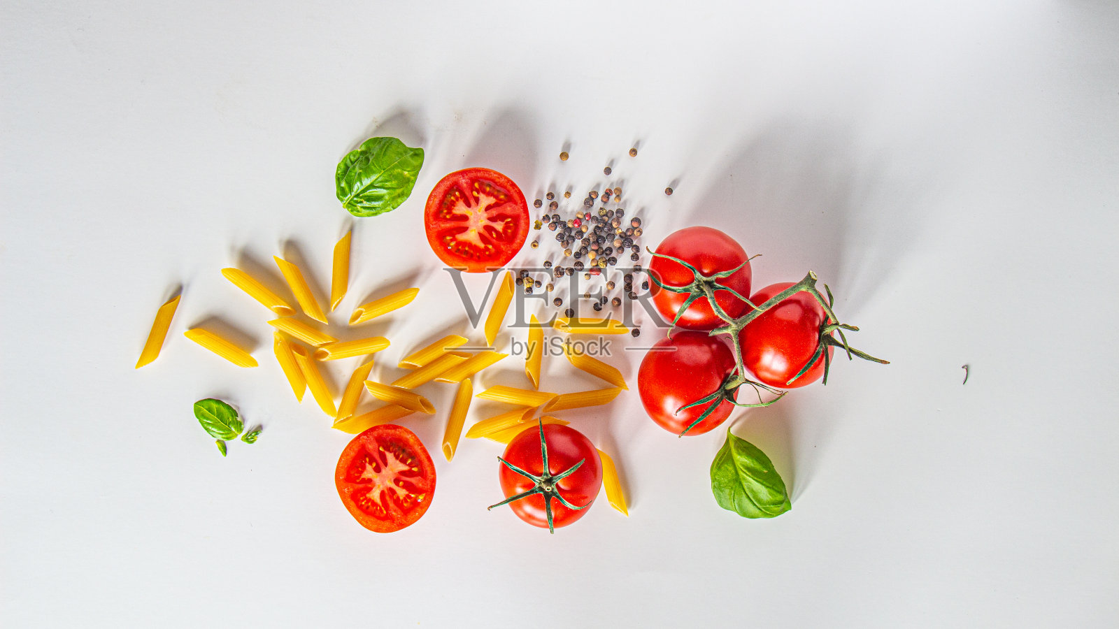 番茄、罗勒和胡椒粉通心粉照片摄影图片