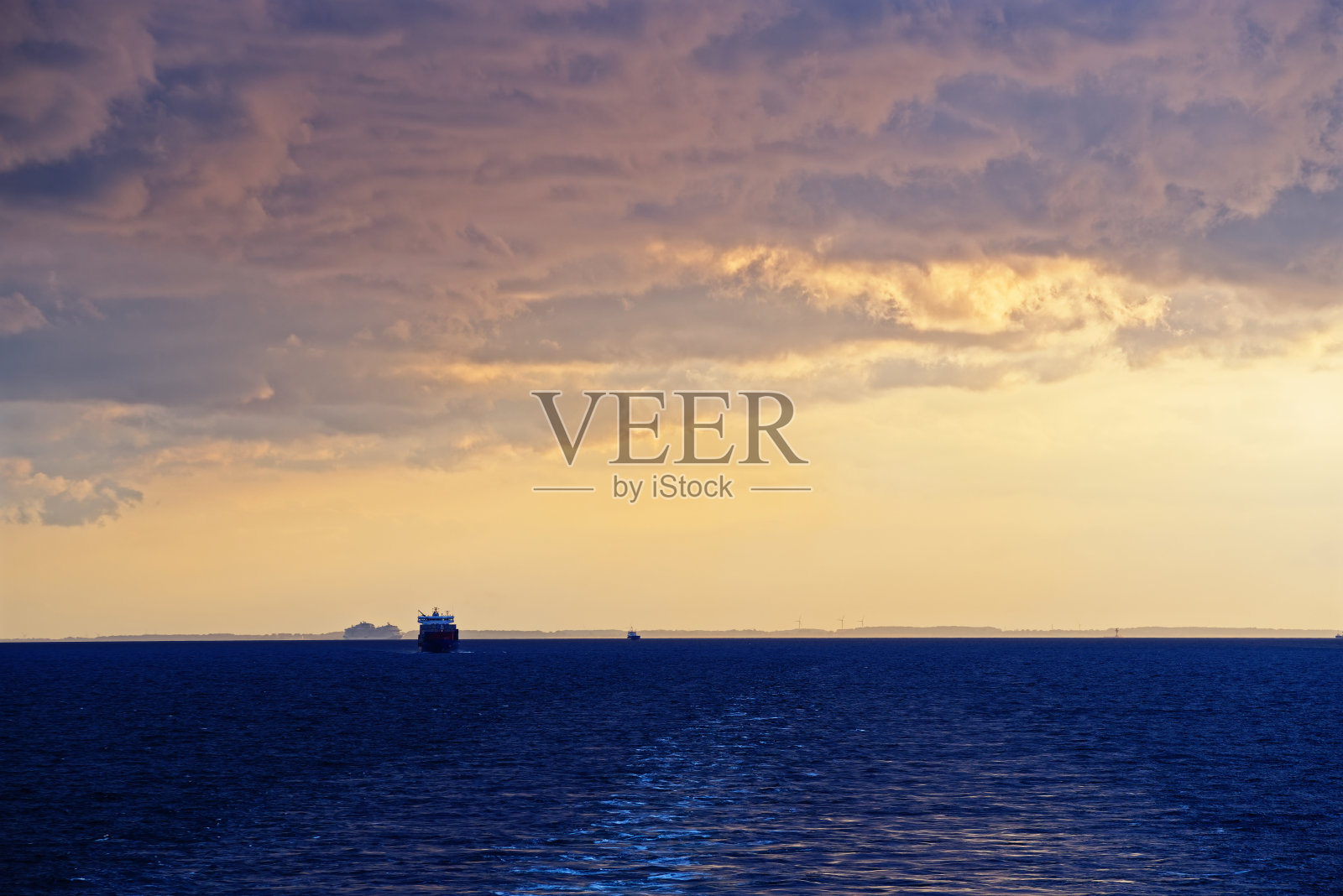 海面上五颜六色的多云天空照片摄影图片