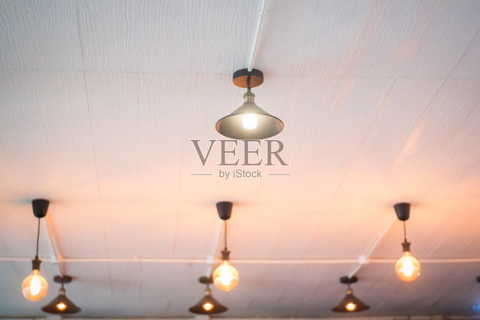 天花板上装饰着漂亮的灯。照片摄影图片