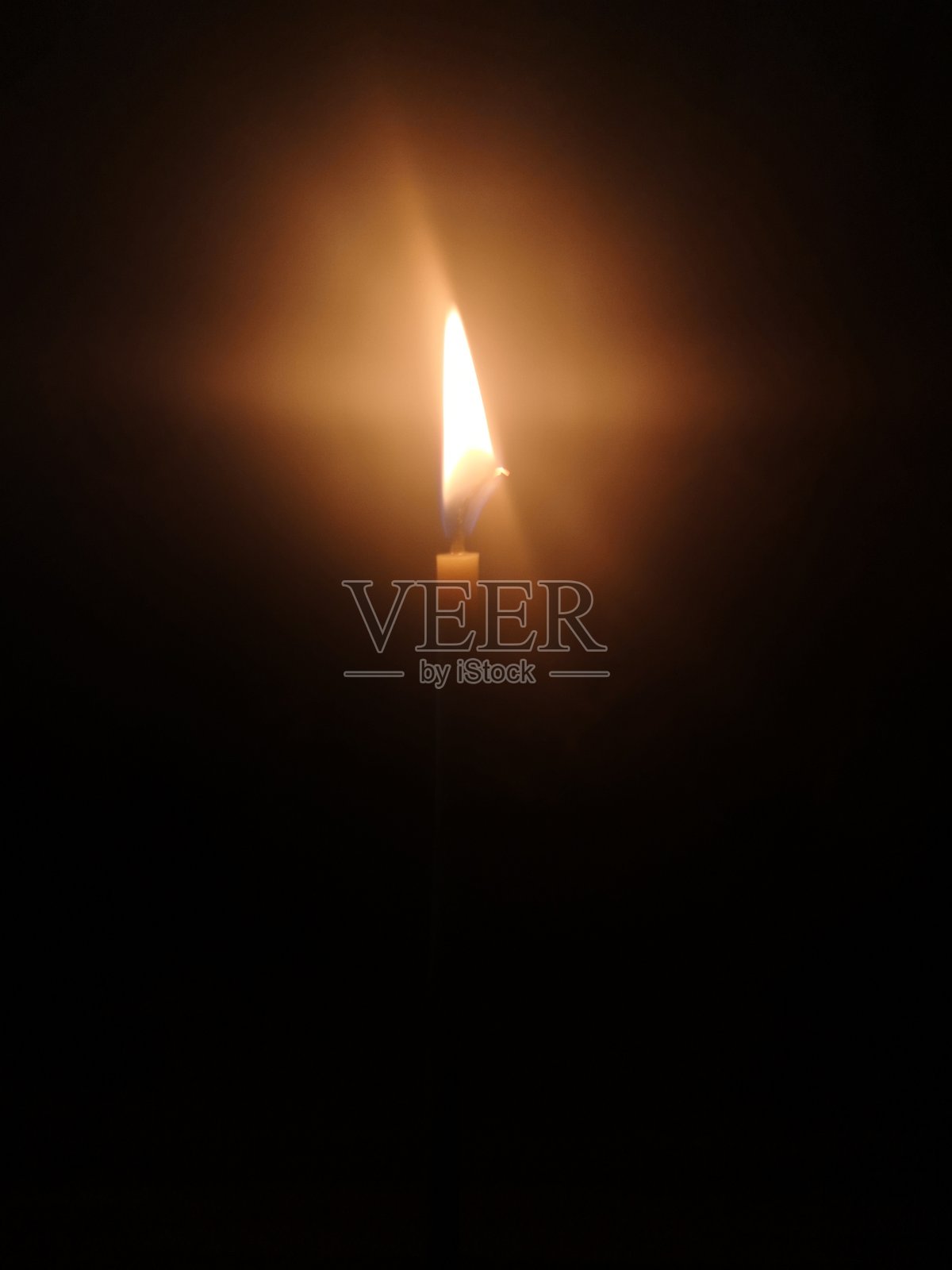 在黑暗中点燃蜡烛照片摄影图片