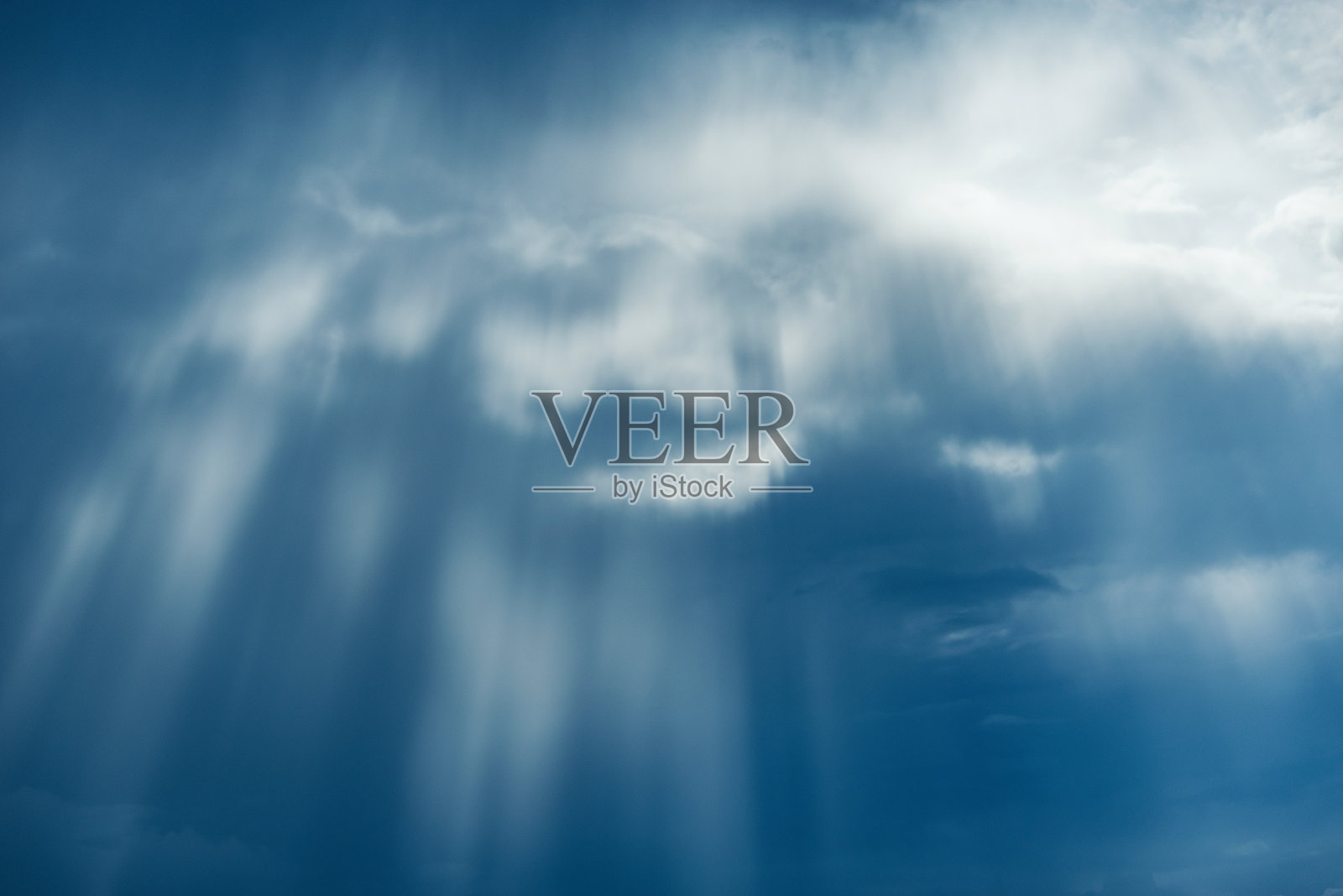 阳光穿过云层。照片摄影图片