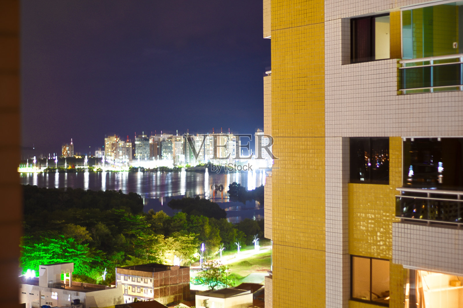 建筑在晚上照片摄影图片