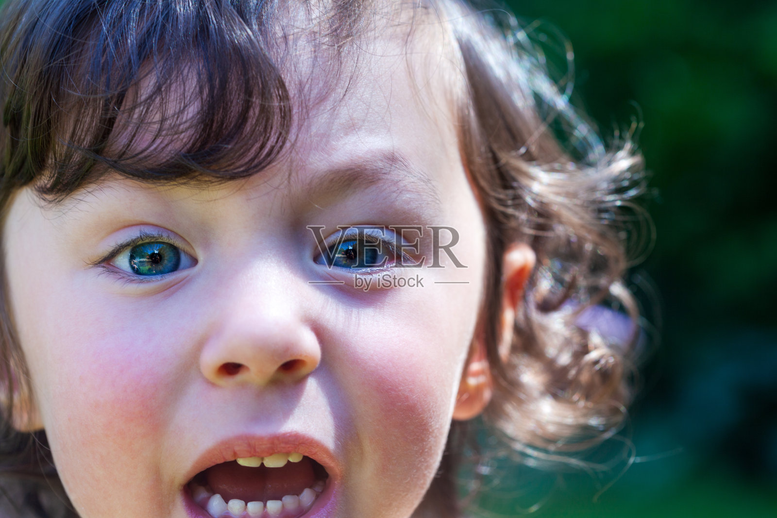 蓝眼睛的小男孩在户外看照相机照片摄影图片
