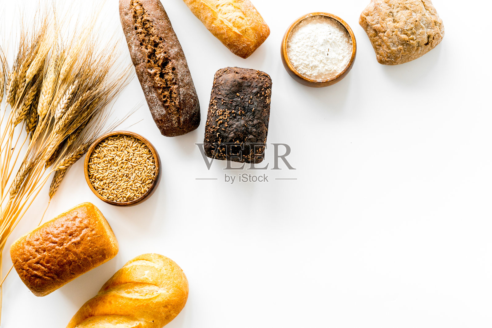 面包附近的小麦穗和面粉碗自上而下的文字空间照片摄影图片