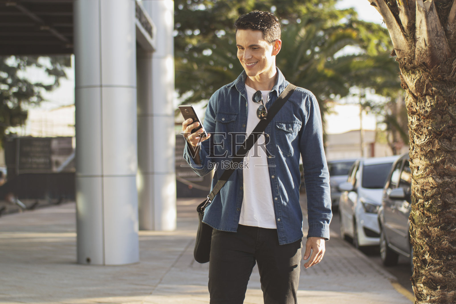 英俊的商人使用电话。照片摄影图片