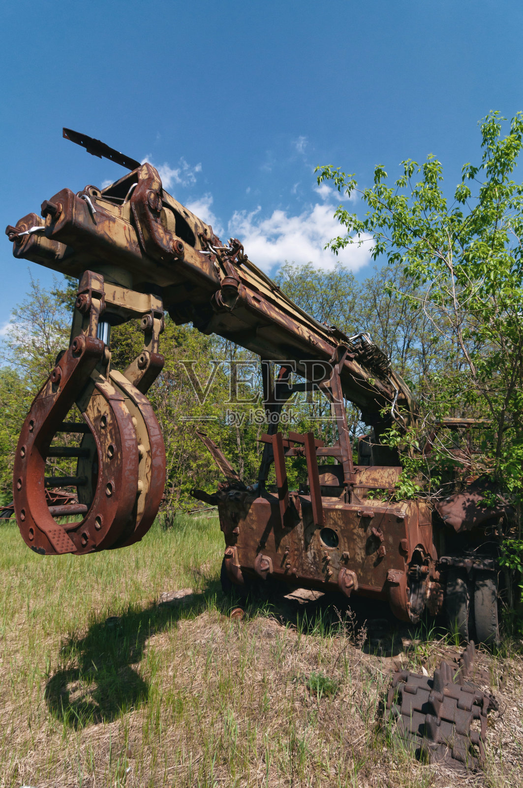 废弃的放射性清理车辆在普里皮亚特，切尔诺贝利禁区。苏联乌克兰切尔诺贝利核电站隔离区照片摄影图片