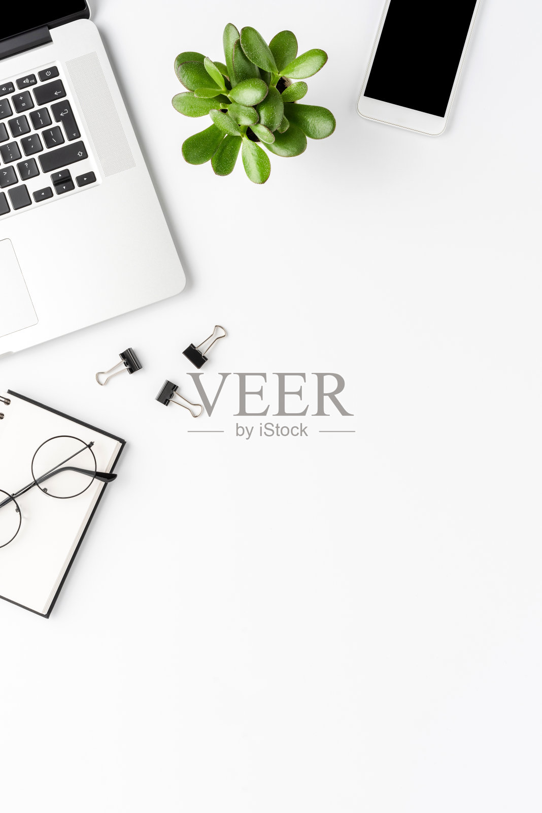 办公台式机，笔记本电脑和商务配件。优雅的工作区照片摄影图片