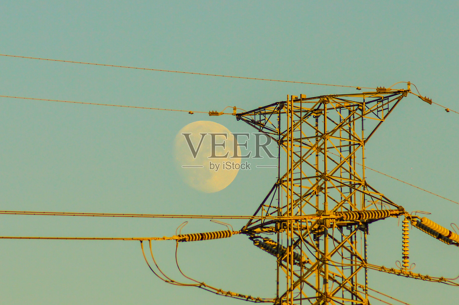 塔楼剪影和满月照片摄影图片