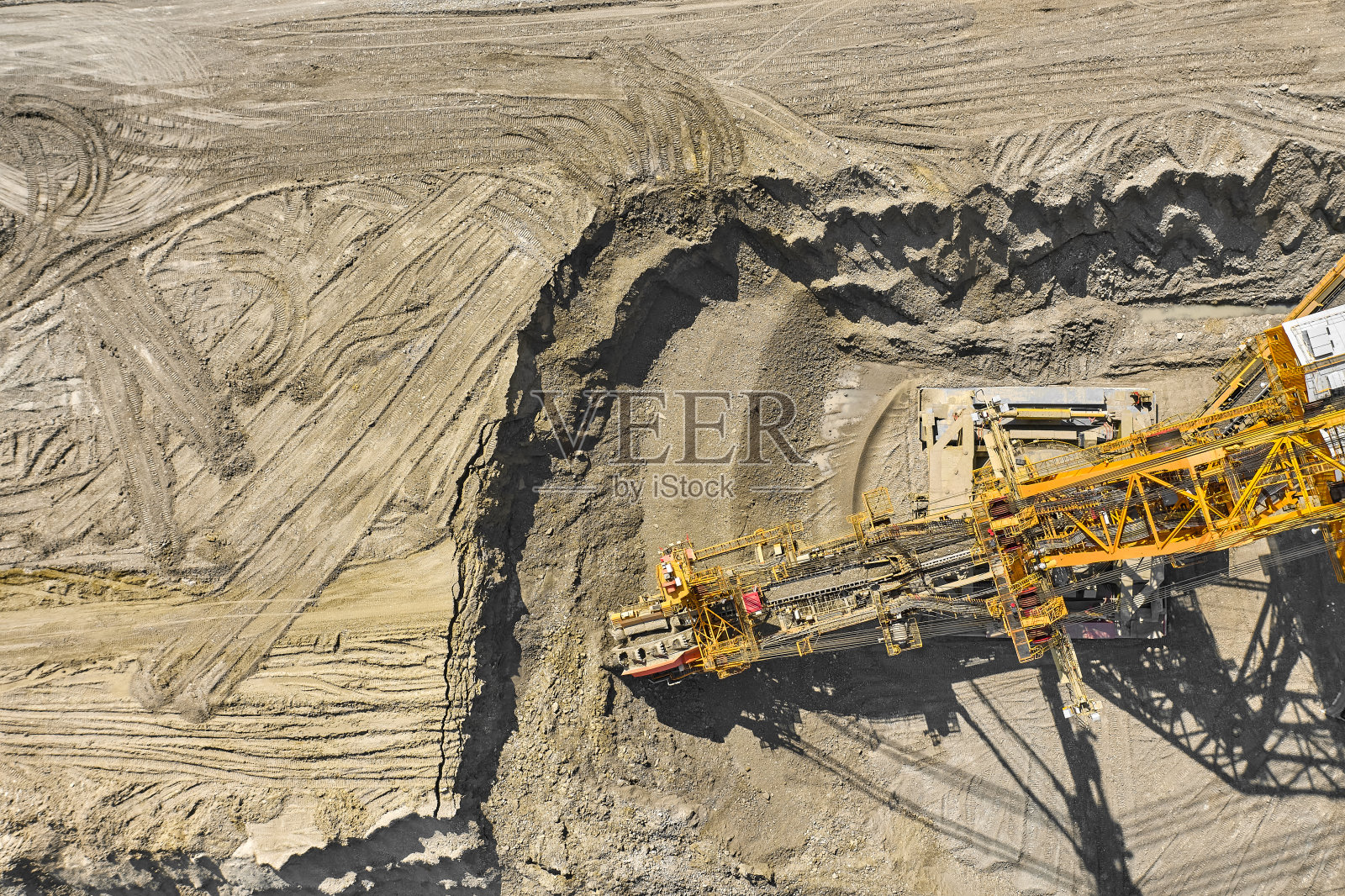 大型重型机械采矿资源鸟瞰图。采用斗轮挖掘机采煤。重工业照片摄影图片