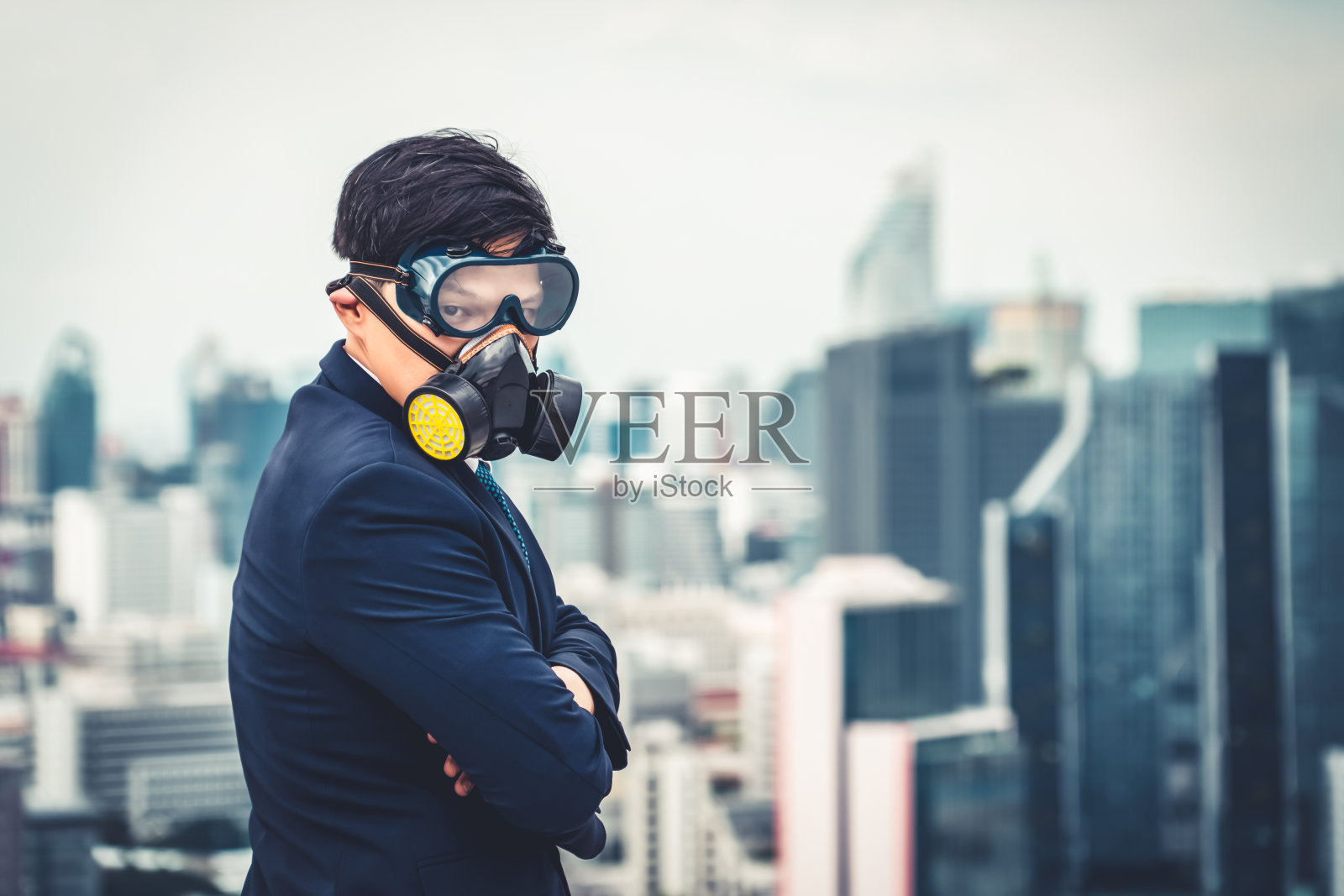 年轻白领戴口罩，与冠状病毒或COVID-19隔离。照片摄影图片