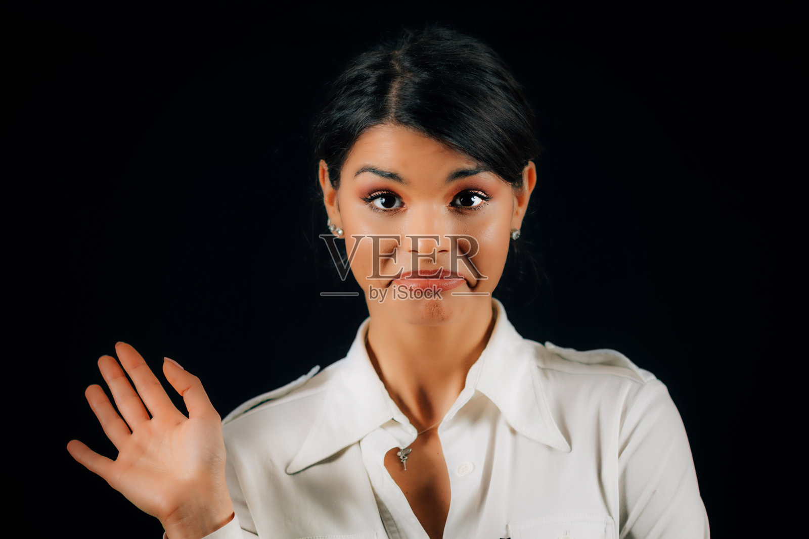 情感困惑。一个美丽迷茫的年轻女子肖像，工作室肖像，黑色背景照片摄影图片