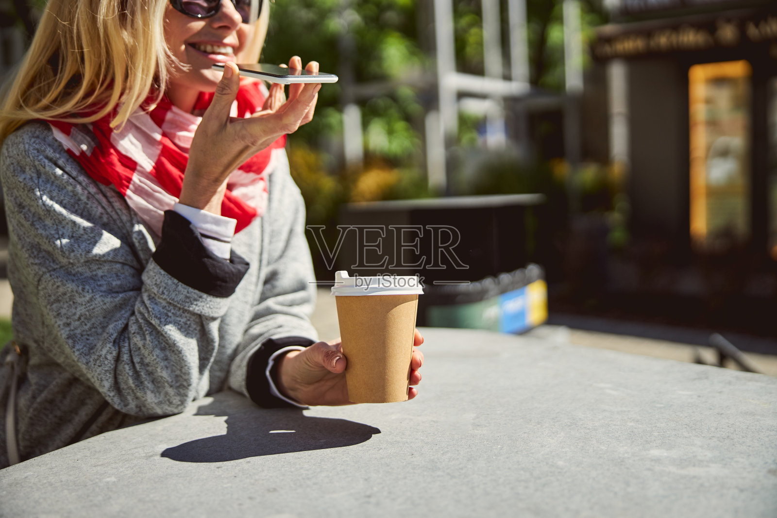 漂亮女人花时间在户外喝咖啡照片摄影图片