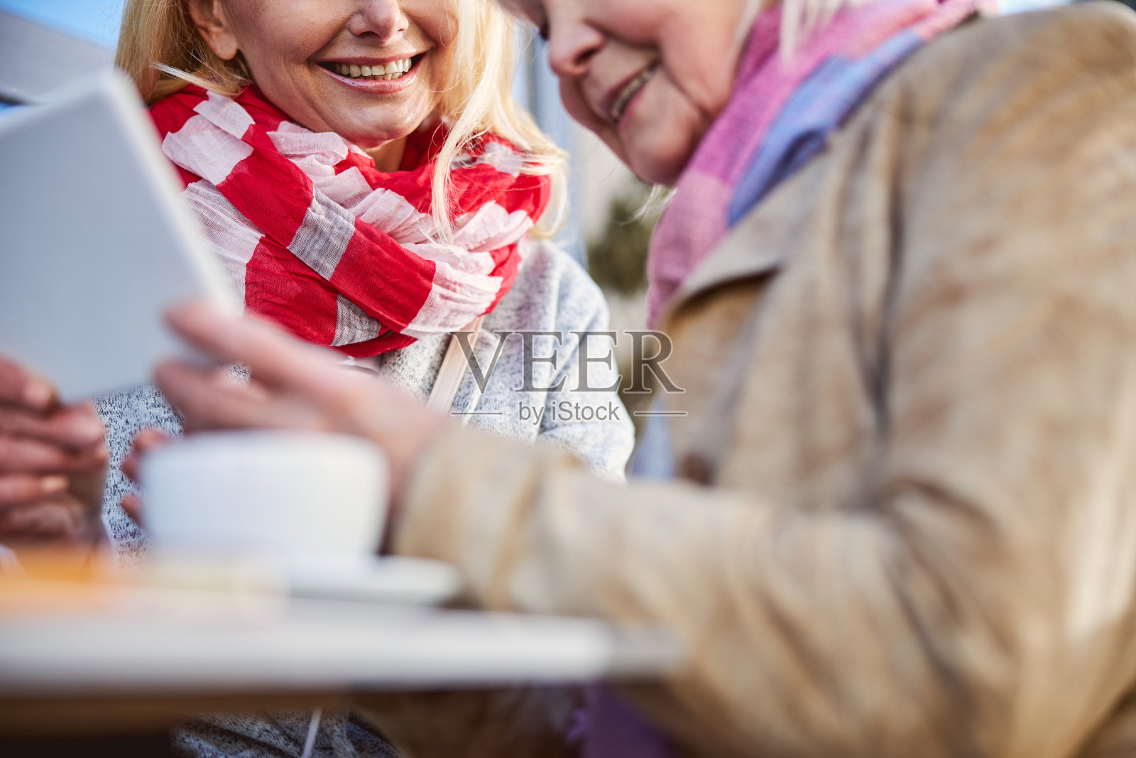 妇女们穿着时髦的衣服休息在一起的肖像照片摄影图片