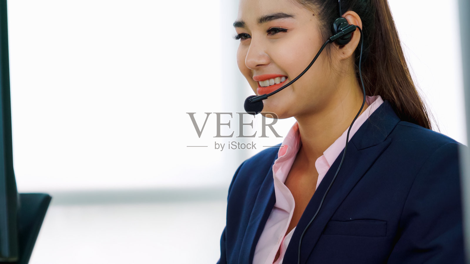 商务人员戴着耳机在办公室工作照片摄影图片