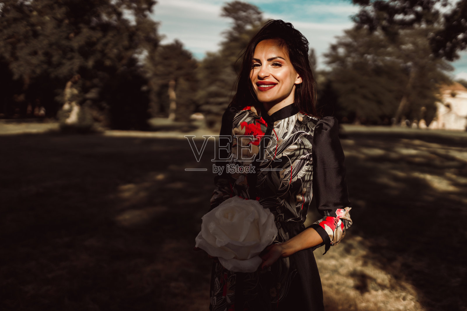 美丽的女人在公园里享受阳光明媚的夏日照片摄影图片