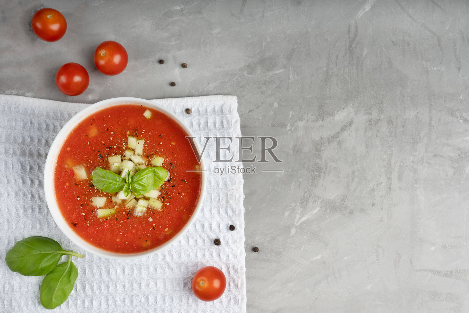 厨房里白毛巾上的西班牙凉菜汤照片摄影图片