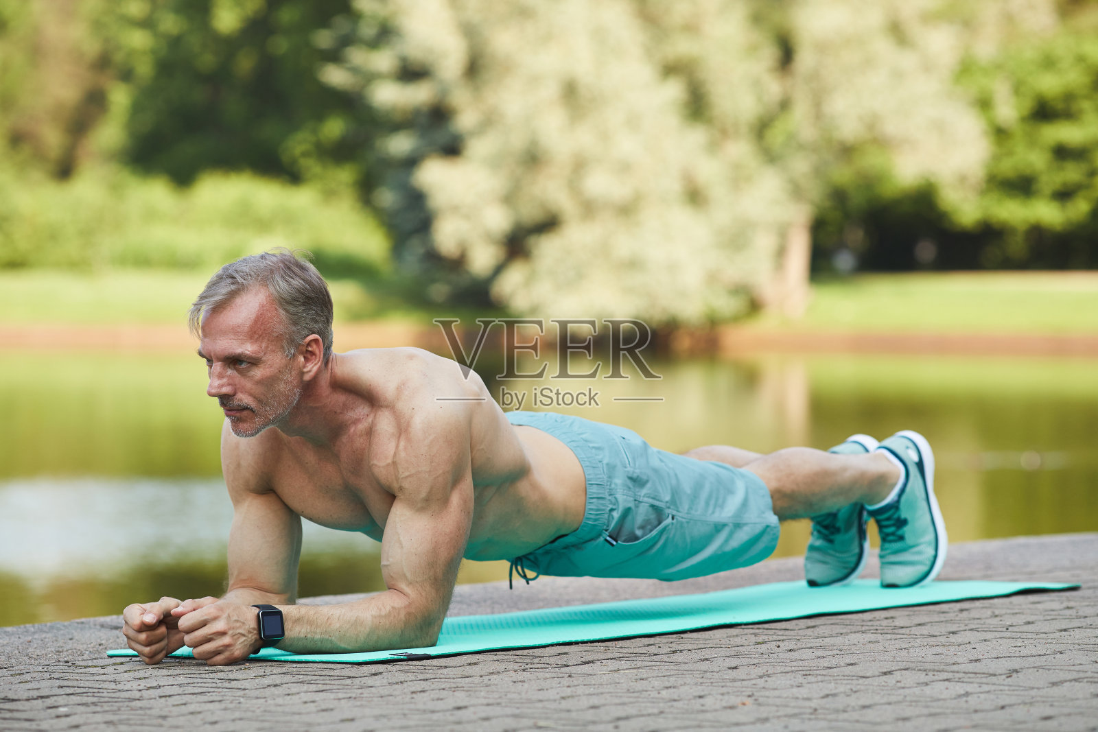 肌肉发达的男人在做平板支撑照片摄影图片