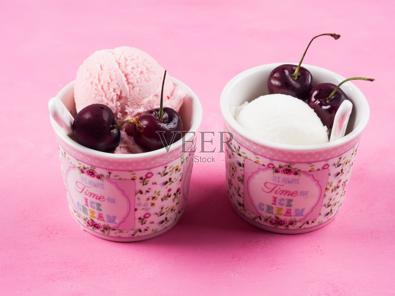 两杯桃红樱桃冰淇淋照片摄影图片