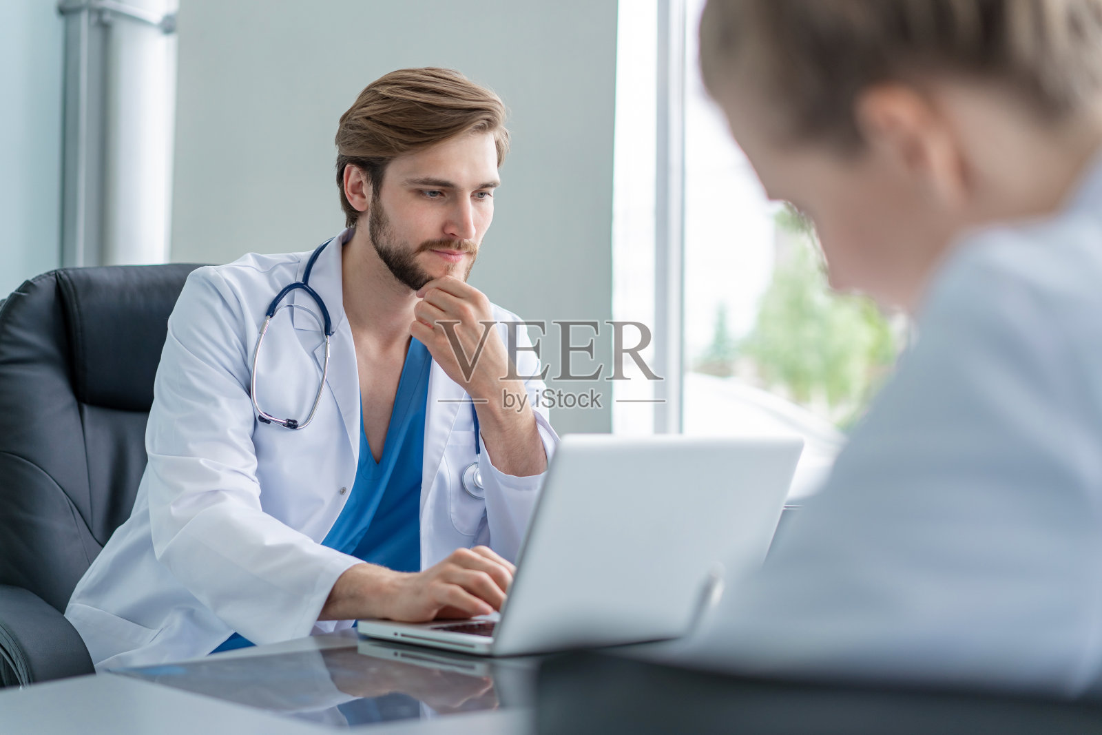 医疗队与患者讨论治疗方案。一群医生正在会议室开会。照片摄影图片