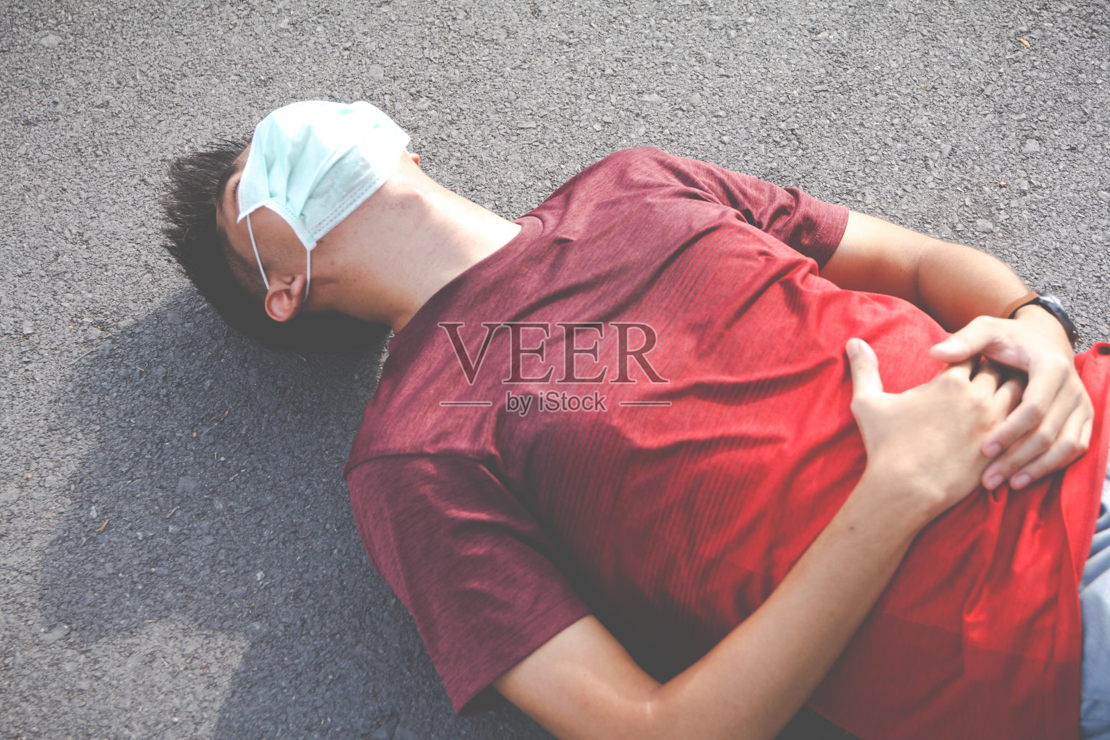 那人因锻炼休息而累了。男子运动员头痛头晕。照片摄影图片