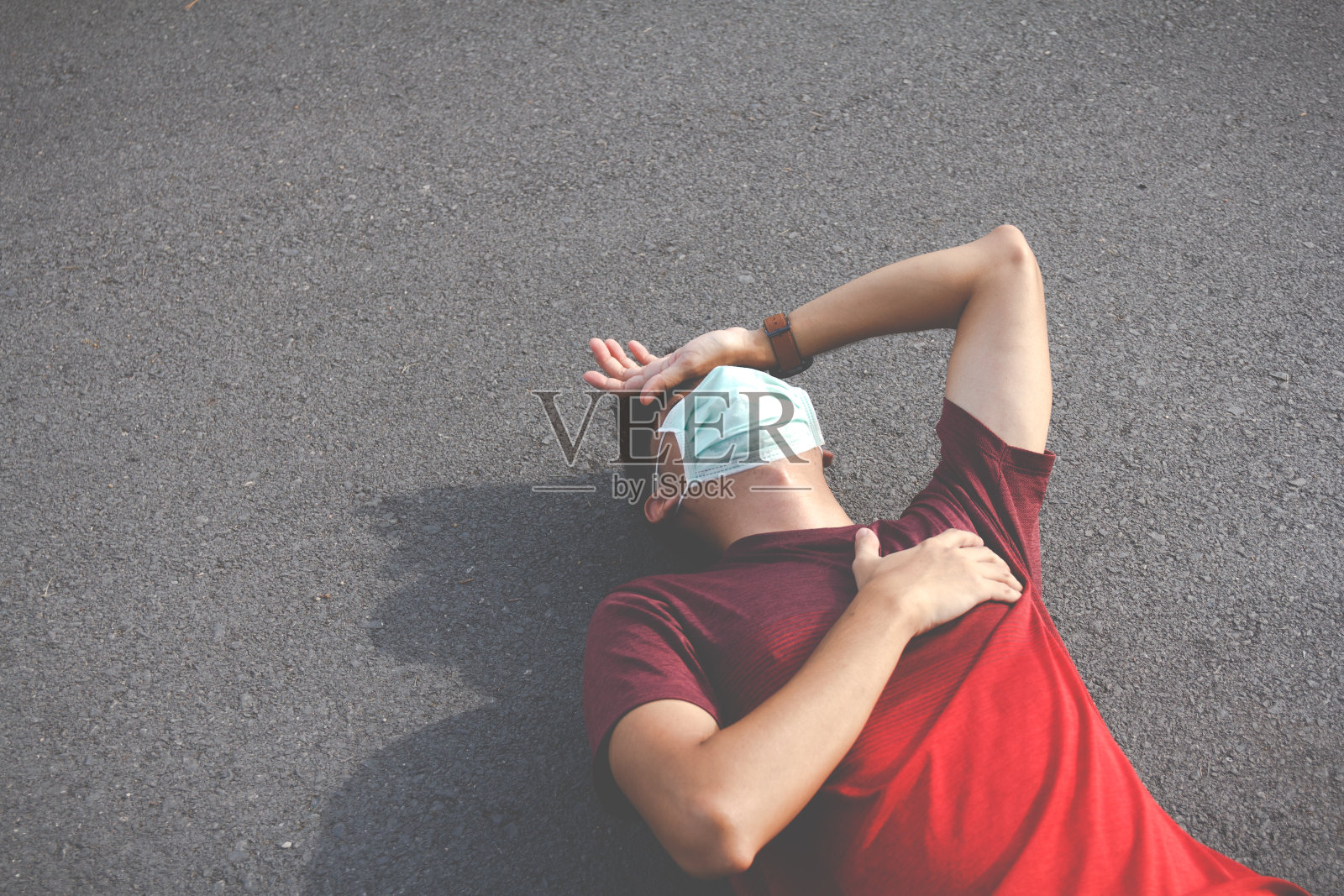 那人因锻炼休息而累了。男子运动员头痛头晕。照片摄影图片