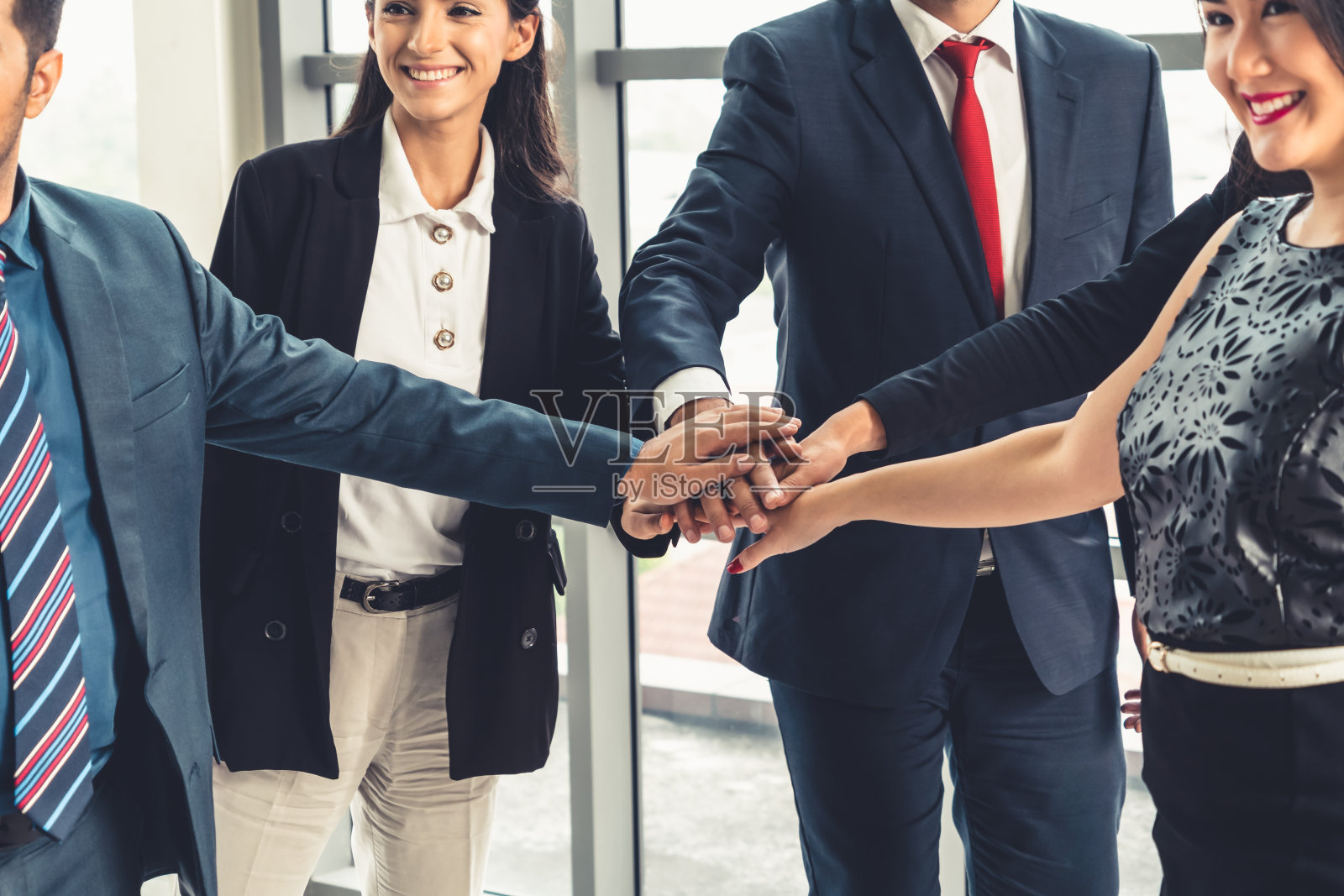 许多快乐的商人携起手来照片摄影图片