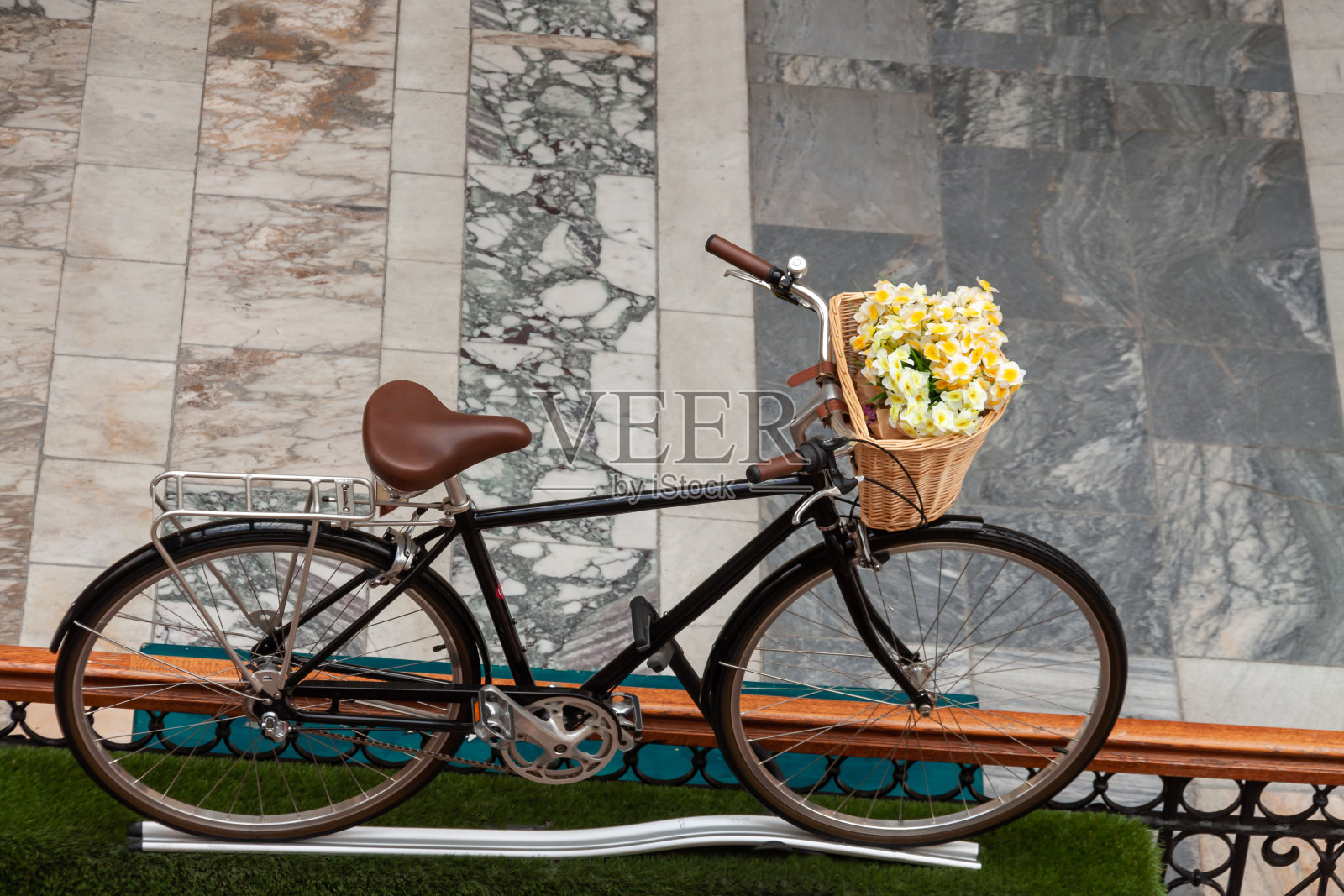 固定城市交通古董自行车与花篮石地板背景照片摄影图片