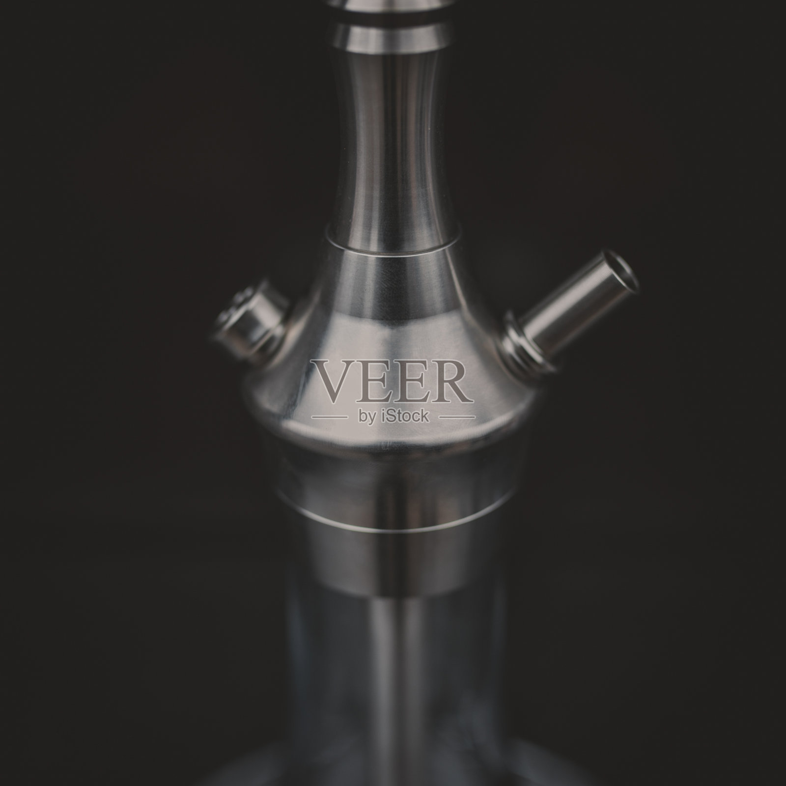 部分水烟，现代设计，在一个黑色的背景。照片摄影图片