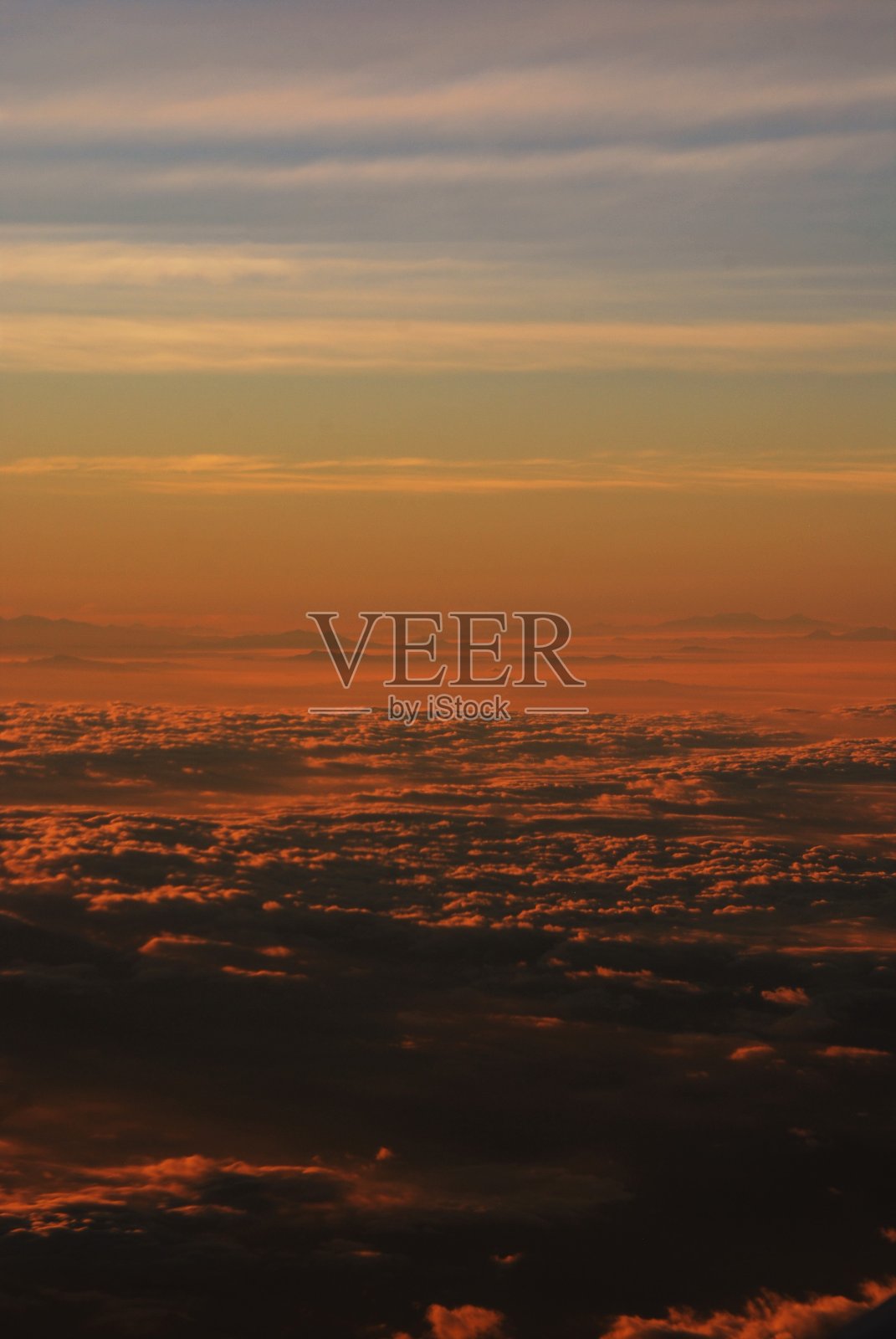 雾在沙漠上升的鸟瞰图与山脉和丘陵在强烈的浮雕，因为日出把他们的红色照片摄影图片