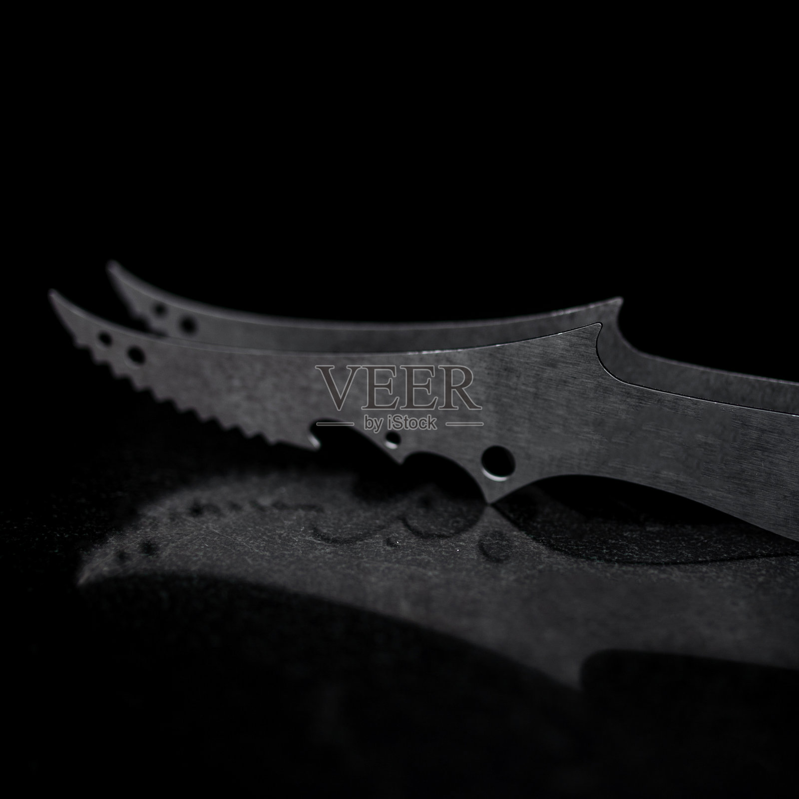 部分水烟，现代设计，在一个黑色的背景。照片摄影图片