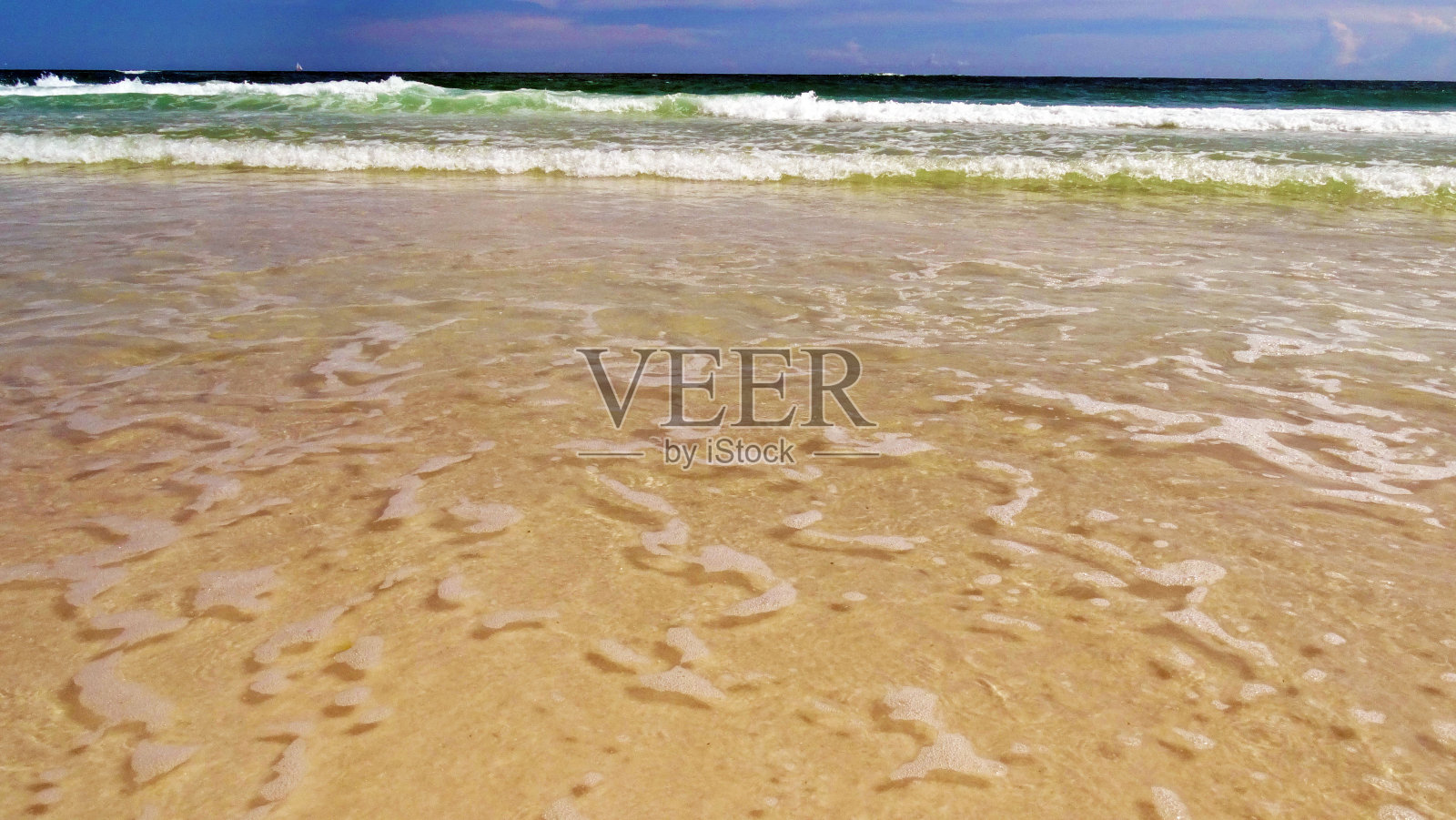 海泡在退去的海浪上休息照片摄影图片