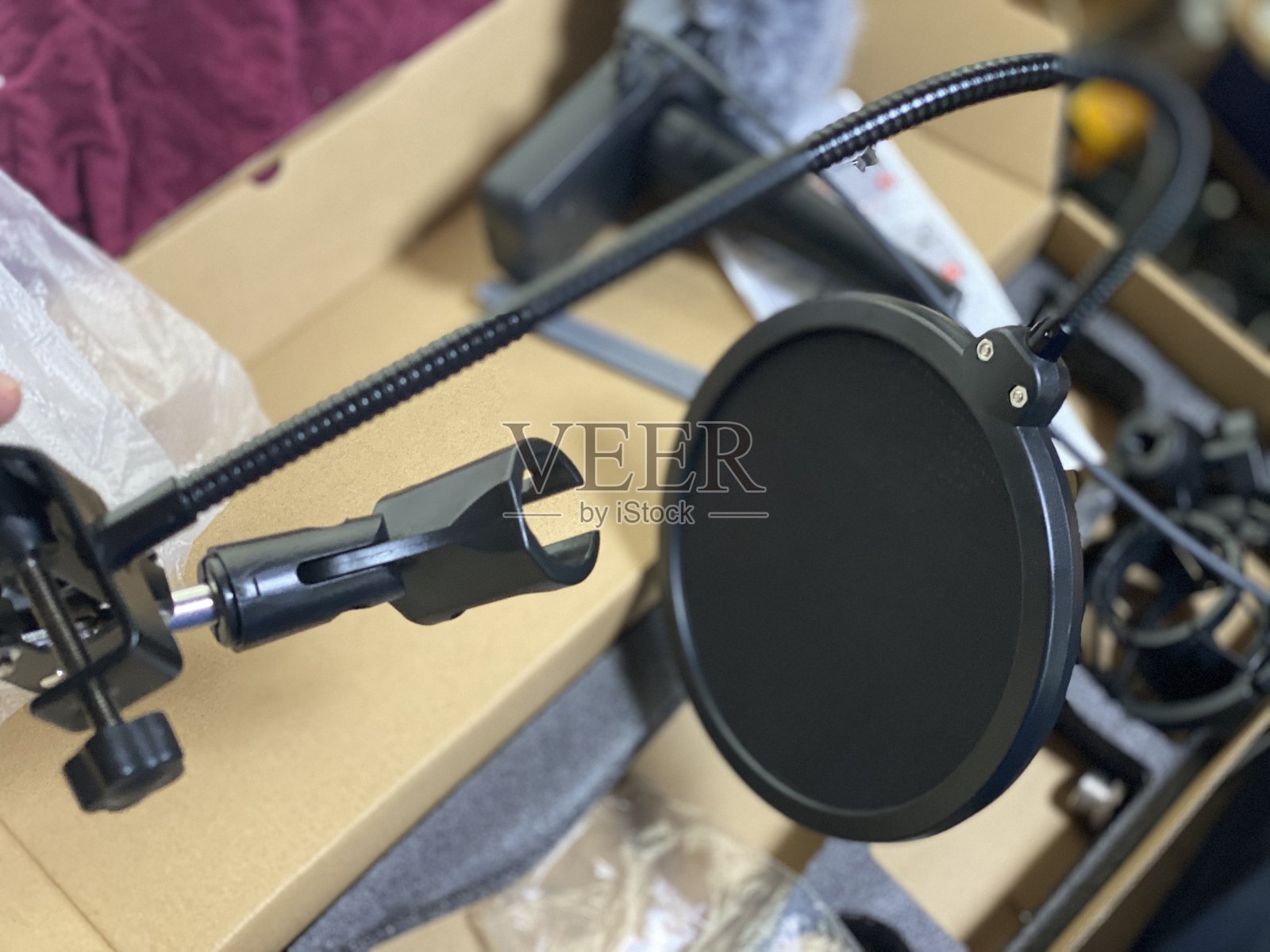 我开始播客。所以我买了麦克风臂和护圈:)照片摄影图片