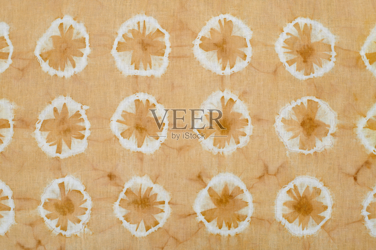 用shibori染色技术手工染布条的碎片照片摄影图片