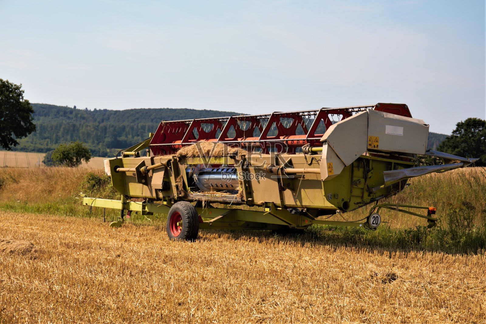 拖拉机在田间照片摄影图片