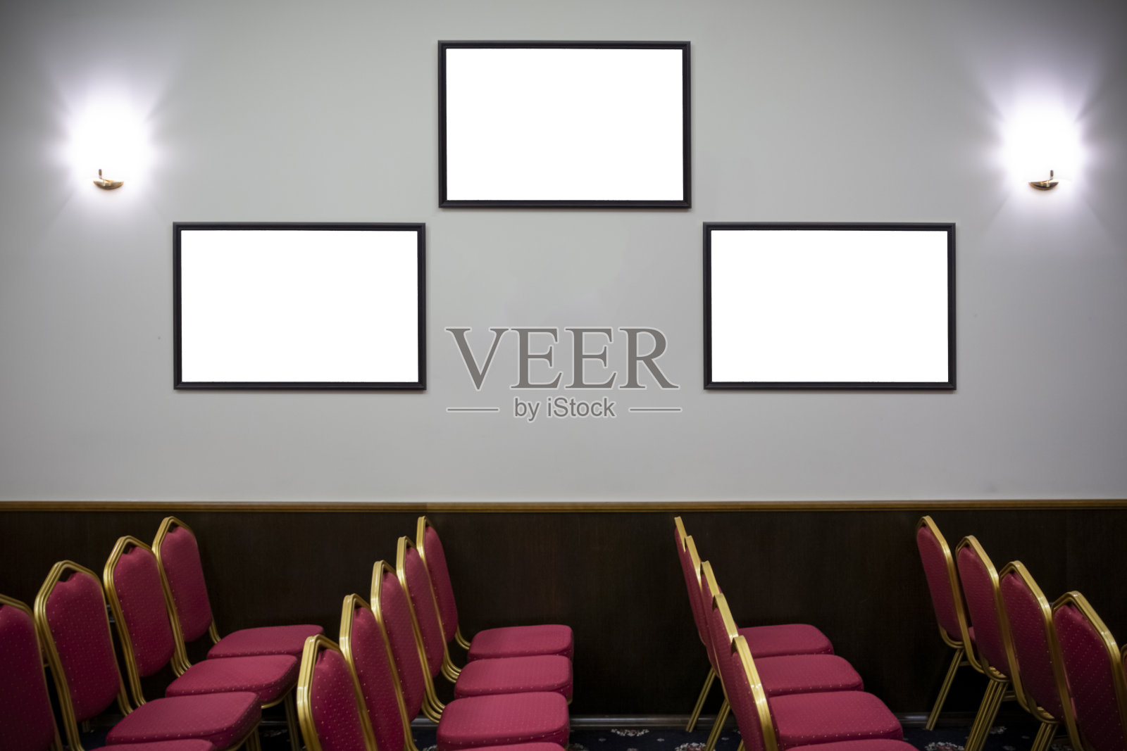 挂在墙上的框架照片摄影图片