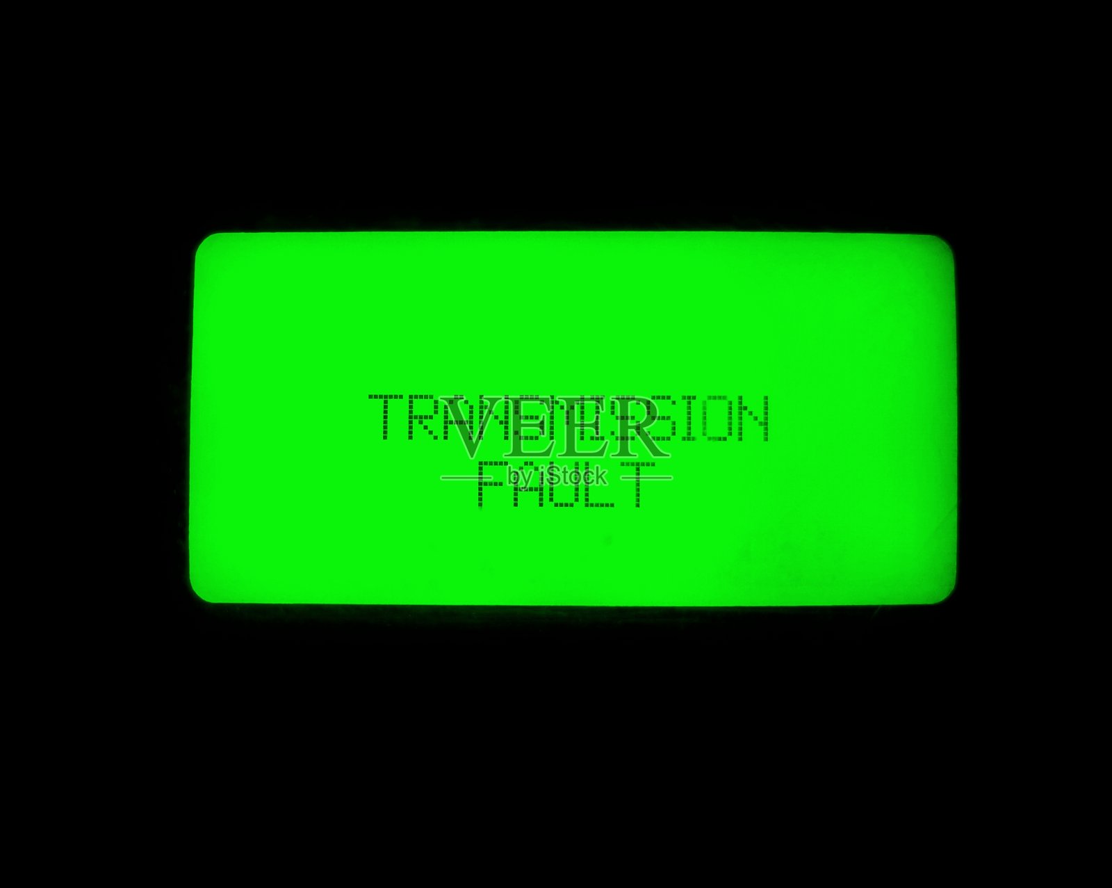 老式复古显示面板，夜间绿色发光，显示变速器故障。汽车变速器系统故障，发出错误警报。照片摄影图片