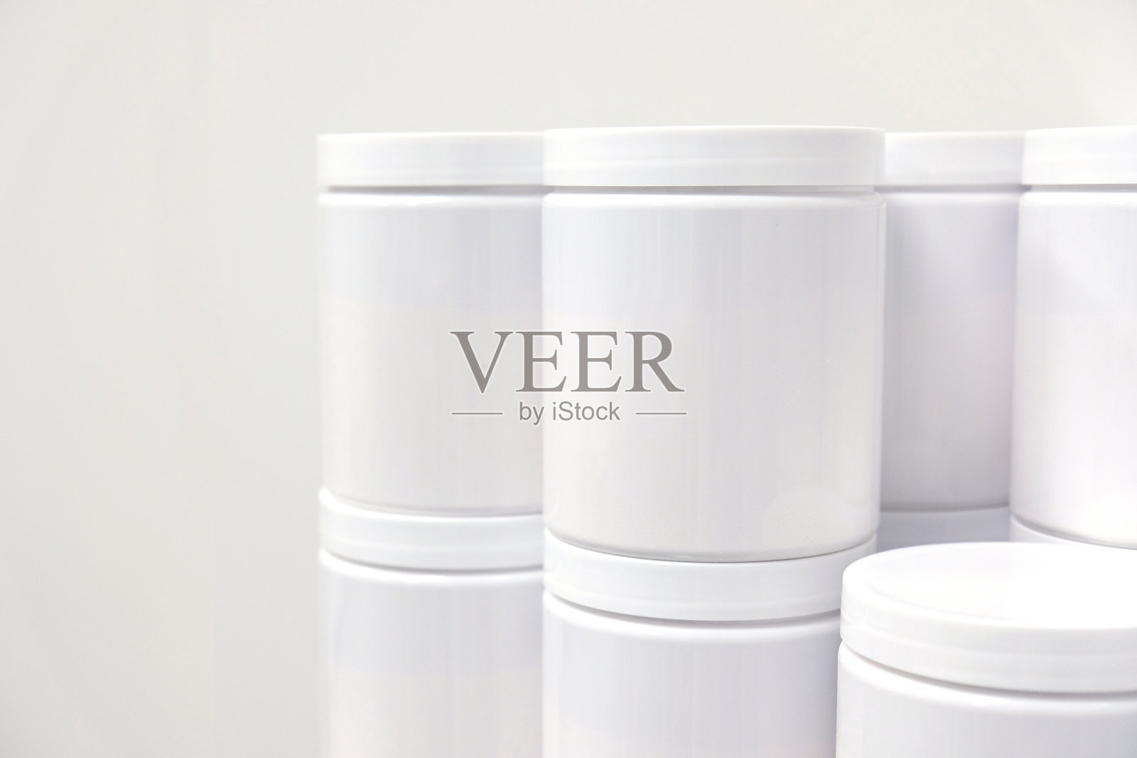 闪亮的白色塑料容器，制造理念照片摄影图片