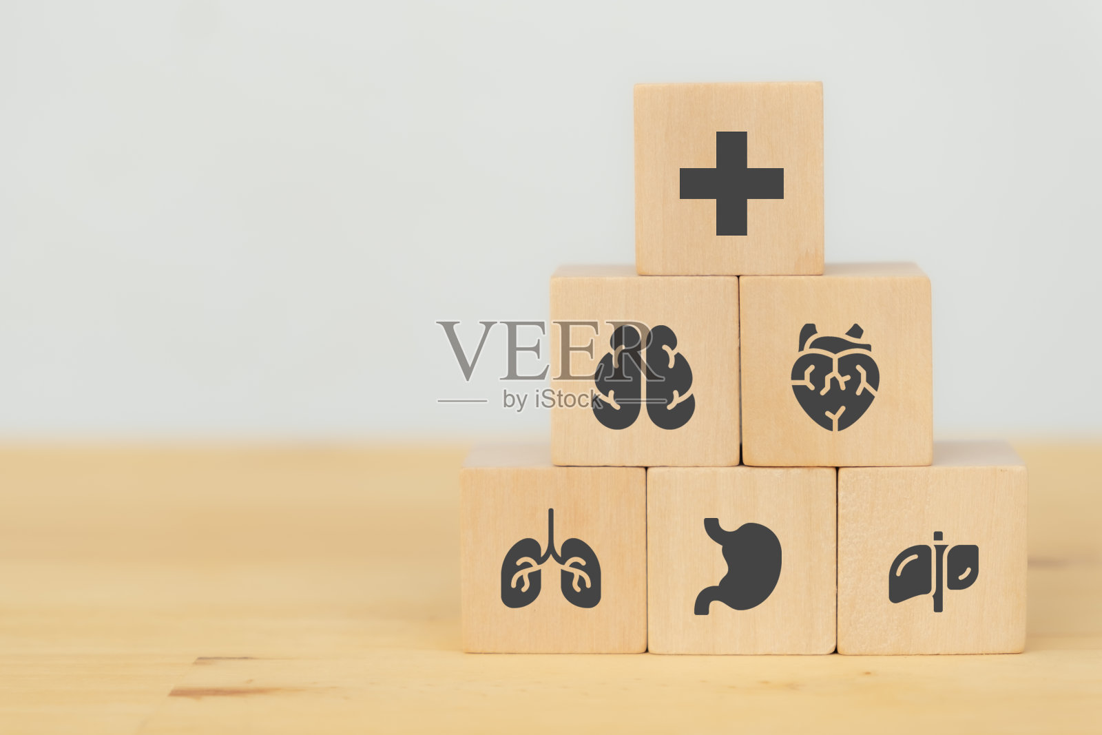 智能健康理念，医疗标志覆盖保险或保护疾病或生病的任何身体部位，如脑，心，肺，胃，肝等。照片摄影图片