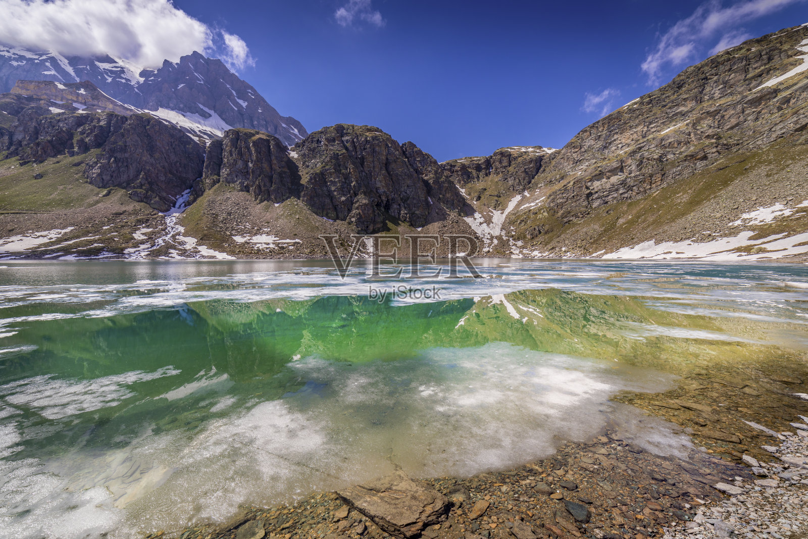 正在融化的阿格内尔湖之间的高山景观-格兰帕拉迪索，意大利照片摄影图片