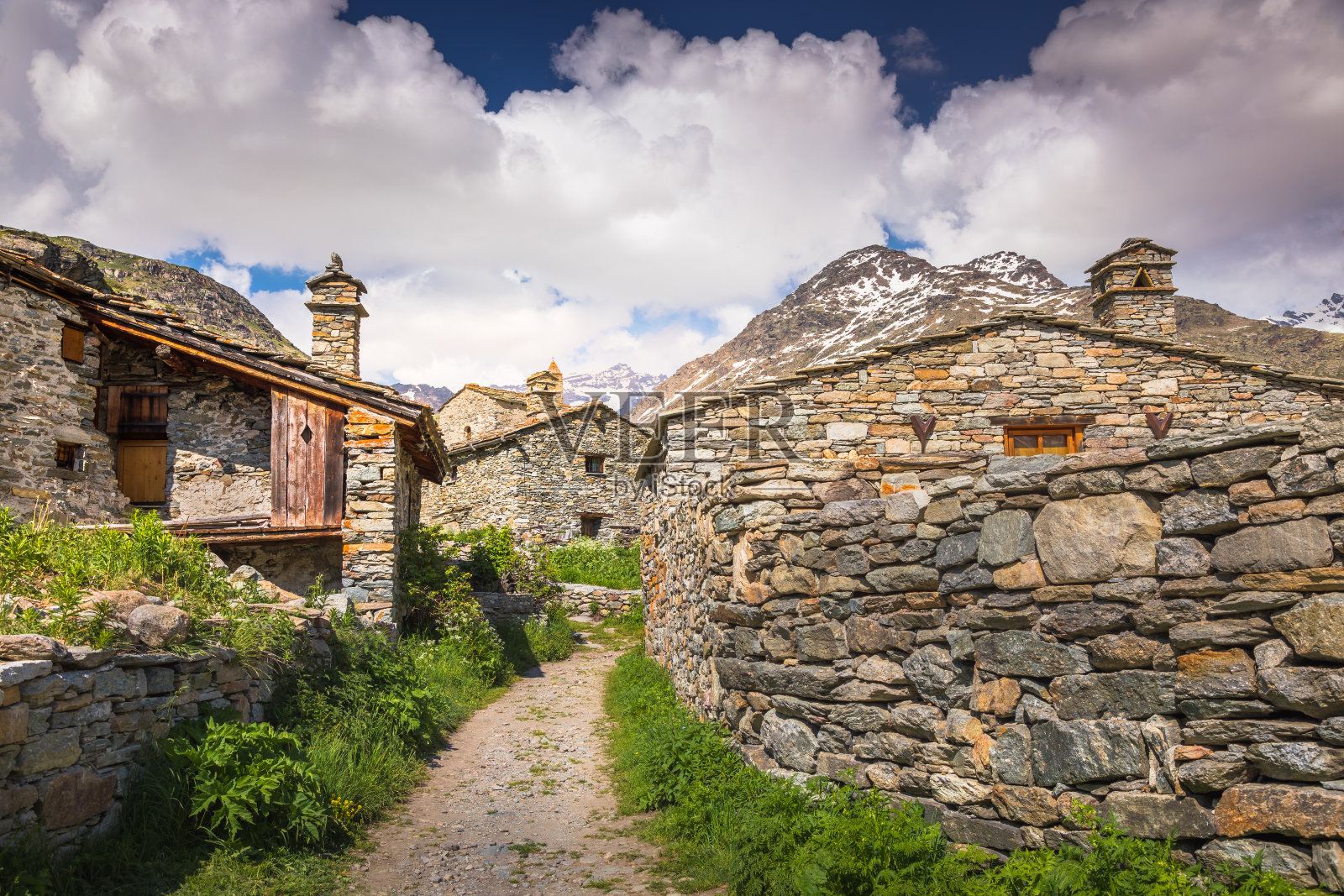 法国萨伏伊北阿尔卑斯瓦诺瓦国家公园，弧形旁的波恩维尔小镇L'Ecot的狭窄街道照片摄影图片