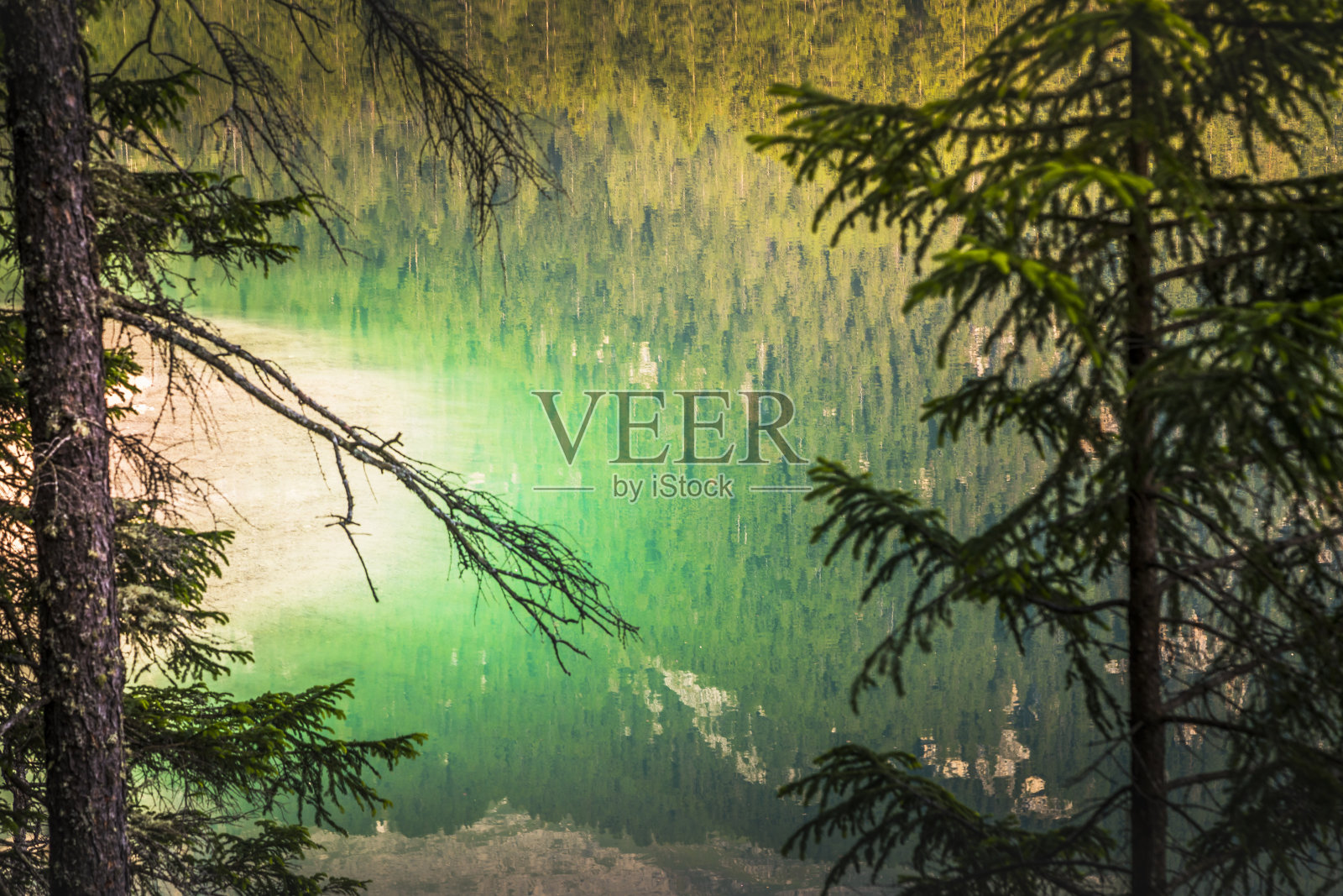 飘渺的湖Tovel景观，长期暴露-特伦蒂诺，白云石-意大利照片摄影图片