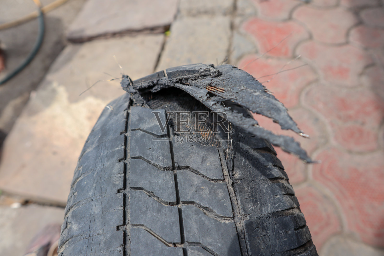 汽车轮胎爆裂的特写。轮胎磨损。照片摄影图片