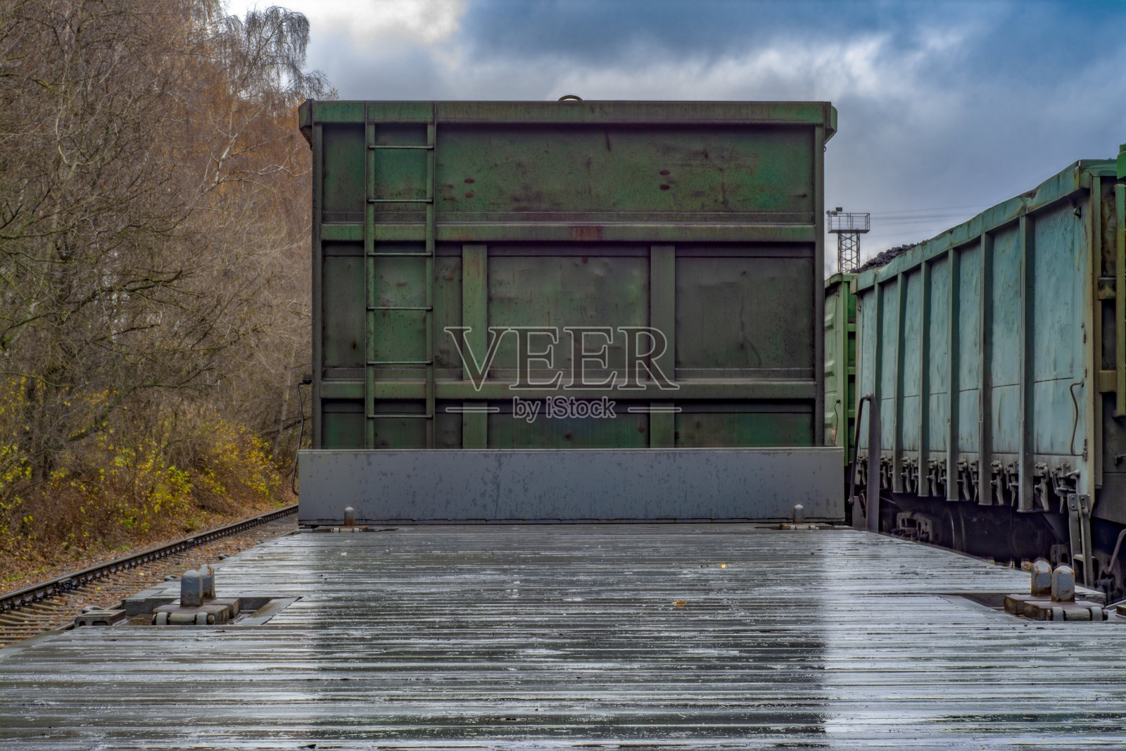 一列货运列车的空站台照片摄影图片