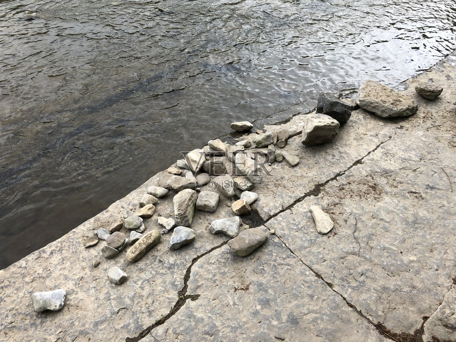 由河边各种岩石组成照片摄影图片