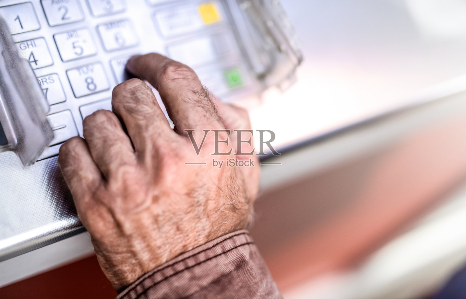 高级职员使用自动取款机。照片摄影图片